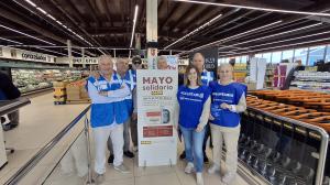 Voluntarios del Banco de Alimentos de O Salnés en un supermercado en Vilanova