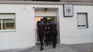 El detenido entrando en las dependencias de la Policía Local de Sanxenxo