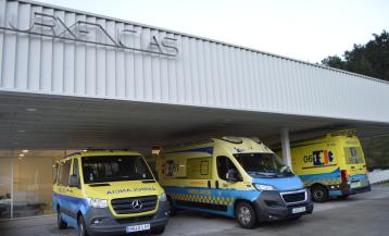 Una ambulancia asistencial del 061 trasladó a la joven automovilista herida al servicio de Urxencias del Hospital do Barbanza