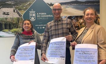 Francisco Muñiz, director del Taller Alecrín, acompañado, entre otrs personas por la concejala de Cultura, Patricia Lojo, presentó los carteles del evento