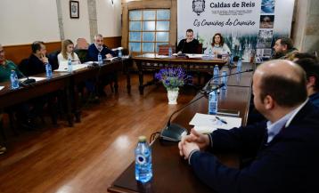 La Corporación Municipal en un Pleno del Concello de Caldas