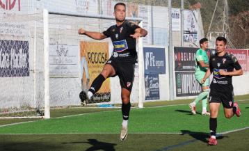 Concheiro celebra su tercer gol en liga que abrió el camino del triunfo del Arosa