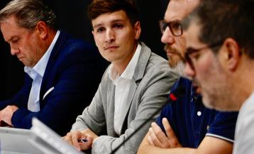 El presidente de la ANPA 'Santa Uxía' del colegio 'O Grupo' dio lectura a la moción ciudadana para demandar un tutor para el aula de 3ºB de Primaria