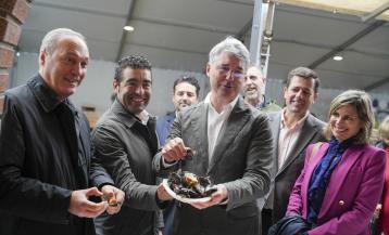 El alcalde de O Grove rodeado por otras autoridades en la última edición de la Festa do Marisco