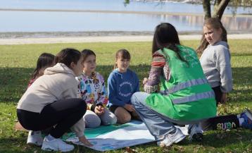 Los niños participando en actividades de sensibilización ambiental