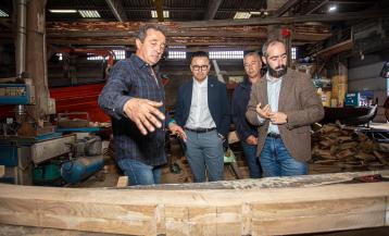 José González durante su visita a Astilleros Catoira, acompañado por el alcalde, Julián Bustelo