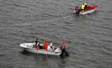 Un mariscador de a flote en plena faena en bancos vilanoveses, en una imagen de archivo