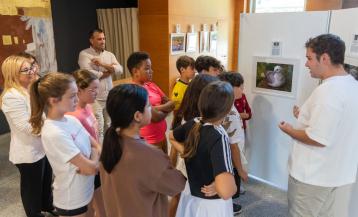 El autor con los escolares del colegio de A Florida