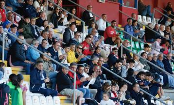 Aficionados en la zona de tribuna de A Lomba, la más cara de toda la Tercera RFEF