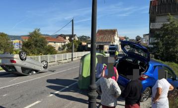 Un coche acabó volcado en la carretera tras salirse de la vía por el margen derecho e impactar contra otro automóvil aparcado en el lugar de O Pazo