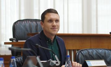 Aitor Bouza es el portavoz del grupo socialista en la comisión parlamentaria de Educación