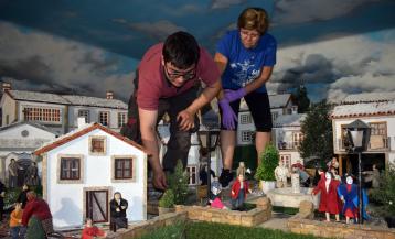 La asociación Amigos do Belén trabaja en el montaje del Nacimiento desde principios de este mes