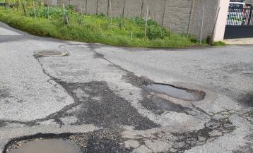 La formación opositora señaló varios viales con importantes socavones | cedida