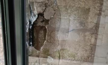 Los ladrones rompieron el cristal de una ventana lateral de la peluquería para abrirla y acceder a su interior para sustraer el dinero de una hucha