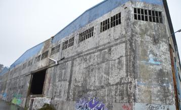 La nave de la antigua fábrica de harinas de pescado se encuentra en ruinas