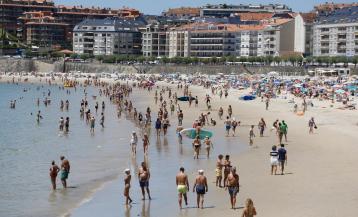Bañistas en la playa de Silgar en Sanxenxo el verano pasado