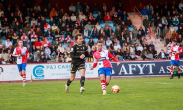 Concheiro con el balón en una acción del partido del domingo entre los dos aspirantes al titulo, en el que el liderato vovlió al Compostela