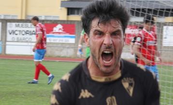 Álex Rey celebra con rabia ante la cámara de Juan Acha su octavo gol en liga