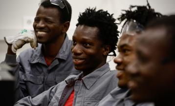 Balla Sheita, Sega Banté, Gaoussou Toure y Amadou Bagoyoko llevan tres meses en Valga y se forman ahora en mecánica junto a otros 15 migrantes