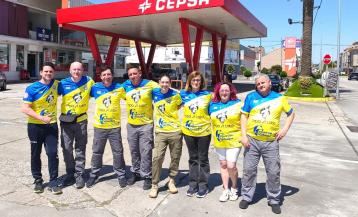 Los empleados de la estacion de servicio Cepsa de Cambados, donde pueden comprar ya las entradas para el derbi, posan con la camiseta del equipo local