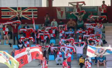 La Escuadra Arlequinada lleva toda la temporada animando al Arosa por toda Galicia y también en sus partidos en A Lomba