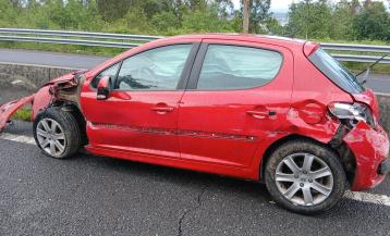 Un Peugeot 206 se salió de la vía por el margen derecho y acabó regresando a la calzada para impactar contra la mediana de hormigón de la AG-11