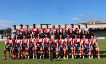 Foto oficial do plantel do Arosa 2025-2026 no campo da Lomba coa copa de campión da Terceira RFEF  |