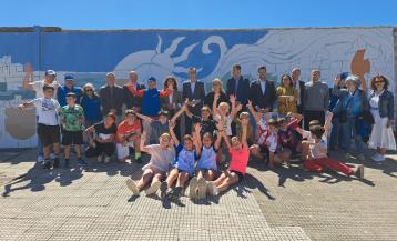 Participantes en la iniciativa 'O mar empeza aquí' en Portonovo