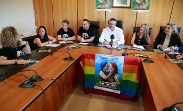 Autoridades y representantes de la asociación Gotas durante la presentacón