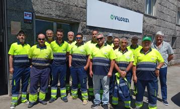 Los empleados, ante la sede de la firma