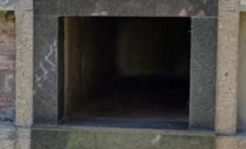Imagen del nicho ya vacío en el que fue encontrado un esqueleto completo sin ropa, ni ataúd, ni sudario