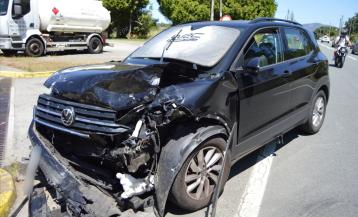 Estado en el que quedó la parte frontal del Volkswagen T-Croos, en el que iba el matrimonio de septuagenarios que resultaron más graves, tras el impacto frontal con un furgón