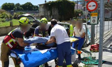 La mujer de 64 años herida en el accidente fue inmovilizada y trasladada en una ambulancia del 061 al servicio de Urxencias dle Hospital do Barbanza
