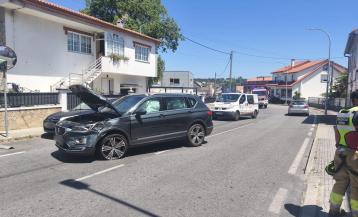 Después de impactar contra la fachada de una vivienda situada en el margen izquierdo de la  Rúa de Sálvora, el vehículo siniestrado regresó al carril derecho de la calzada por el que circulaba previamente