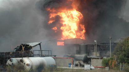 El incendio de la Brenntag provoca un vertido al Umia y deja sin agua potable o Salnés. Irago/Moldes