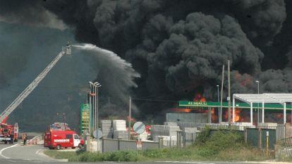 El incendio de la Brenntag provoca un vertido al Umia y deja sin agua potable o Salnés. Irago/Moldes