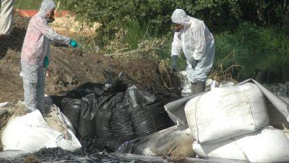 El Vertido de la Brenntag tiñe las aguas del río Umia. Mónica Irago