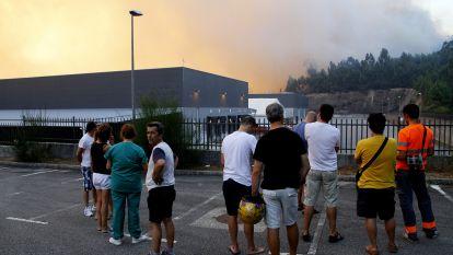 incendio en Xiabre obliga a desalojar casas y fábricas. Gonzalo Salgado