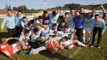 El Villalonga celebra su vuelta a tercera. Gonzalo Salgado