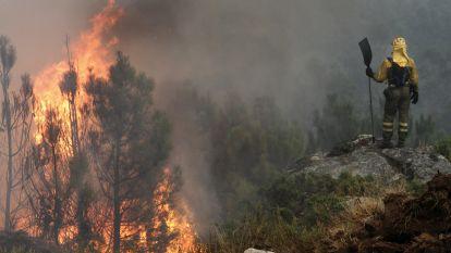 Incendio forestal en los montes de Coaxe, Catoira. Gonzalo Salgado