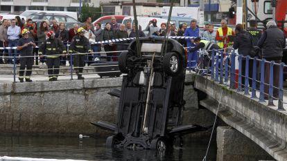 Varios vecinos rescatan a un matrimonio tras caer al mar con su coche. Gonzalo Salgado