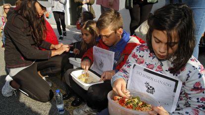 Protesta de los alumnos de Carril contra los turnos de media hora para comer. Gonzalo Salgado