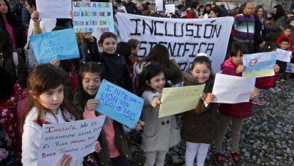 A Escardia se moviliza para exigir a Educación más profesores para el centro. Gonzalo Salgado