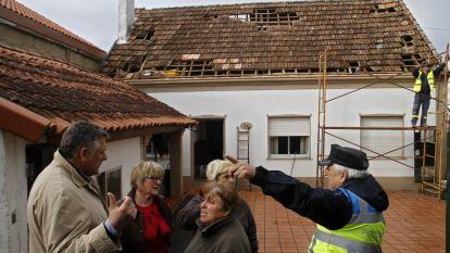 Un tornado en Vilalonga obliga a evacuar un colegio y destroza naves y tejados. Gonzalo Salgado