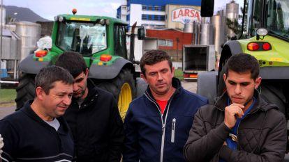 Las tractoradas por los precios de la leche llegan a Arousa. Emilio Moldes
