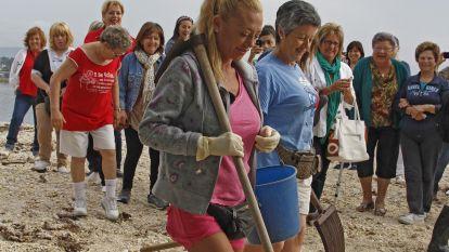 La televisiva Belén Esteban compartió un día de trabajo con las mariscadoras isleñas