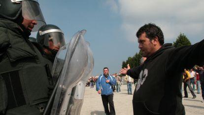 El muelle de Vilanova se convierte en el epicentro de la guerra entre bateeiros. Carlos Folgoso