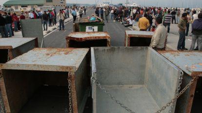 El muelle de Vilanova se convierte en el epicentro de la guerra entre bateeiros. Carlos Folgoso