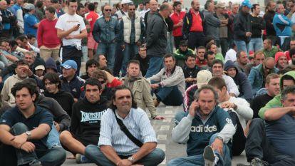 El muelle de Vilanova se convierte en el epicentro de la guerra entre bateeiros. Carlos Folgoso