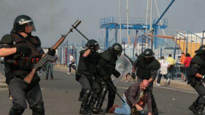 El muelle de Vilanova se convierte en el epicentro de la guerra entre bateeiros. Carlos Folgoso